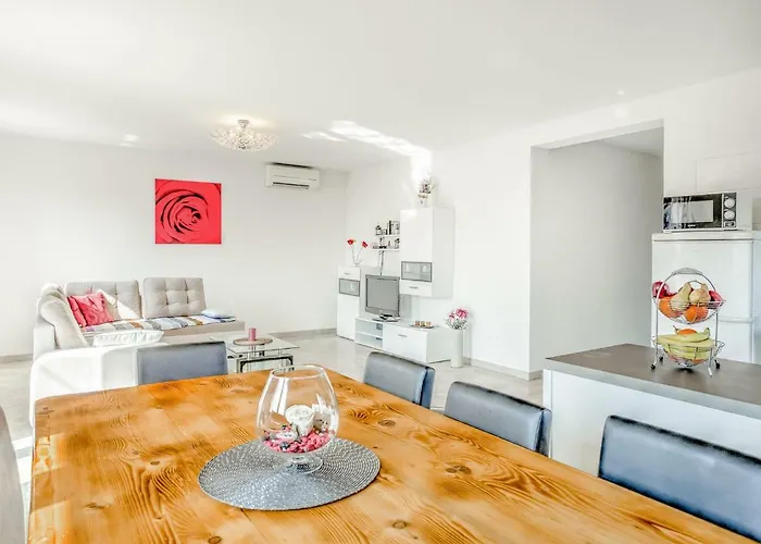 Apartment Ulika-1 By Interhome Tar-Vabriga